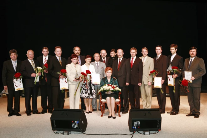 Vaira Vīķe pasniedz pirmo balvu. 