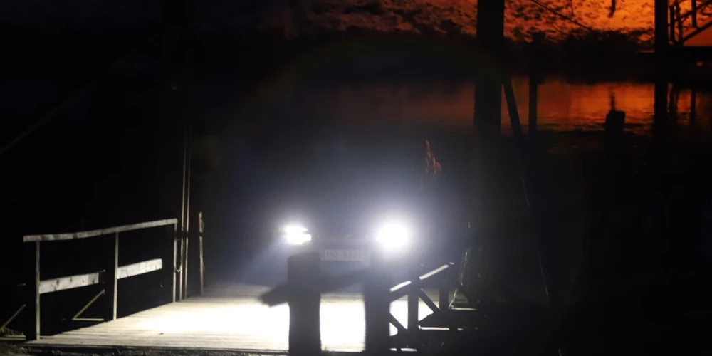 Ir agrs, vēss novembra rīts. Tumšs. Vidzemē uzsnidzis pirmais sniegs. Līgatnes puses līkumotos lauku ceļus pagaidām vēl izbraukt var, taču jūsu maršrutā mājas-darbs ir arī Gauja. Un te piepeši pretējā krastā iedegas gaisma, pustumsā jums pretī izbrauc prāmis. Darbu ap 7:30 sāk viena no tikai divām pārceltuvēm Latvijā.