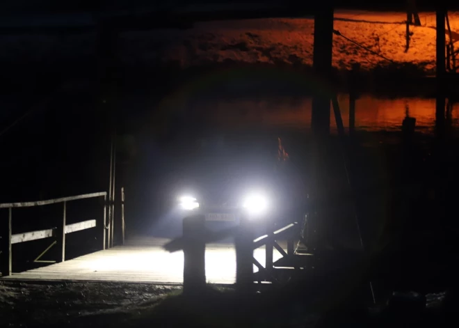 Ir agrs, vēss novembra rīts. Tumšs. Vidzemē uzsnidzis pirmais sniegs. Līgatnes puses līkumotos lauku ceļus pagaidām vēl izbraukt var, taču jūsu maršrutā mājas-darbs ir arī Gauja. Un te piepeši pretējā krastā iedegas gaisma, pustumsā jums pretī izbrauc prāmis. Darbu ap 7:30 sāk viena no tikai divām pārceltuvēm Latvijā.