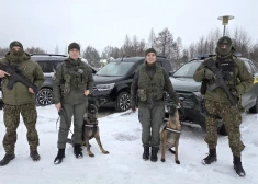 Lietuvas robežsardzes kinoloģes ar suņiem Galaksi un Džoi palīdz Latvijas robežsargiem aizturēt nelegālo migrantu