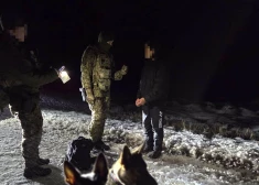 Lietuvas robežsardzes kinoloģes ar suņiem Galaksi un Džoi palīdz Latvijas robežsargiem aizturēt nelegālo migrantu