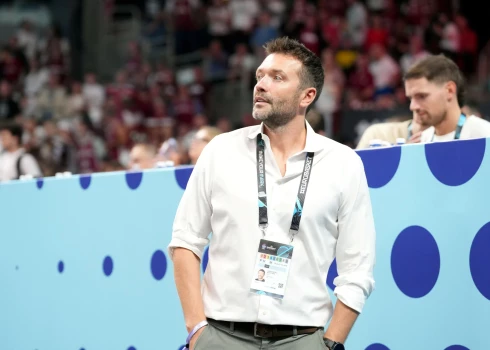 Neraugoties uz amata pamešanu, Kristaps Janičenoks palīdzēja Eiropas čempionāta organizēšanā, tiesa, brīvprātīgā statusā.