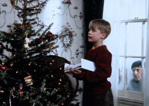 Makolijs Kalkins kā Kevins filmā "Viens pats mājās".
