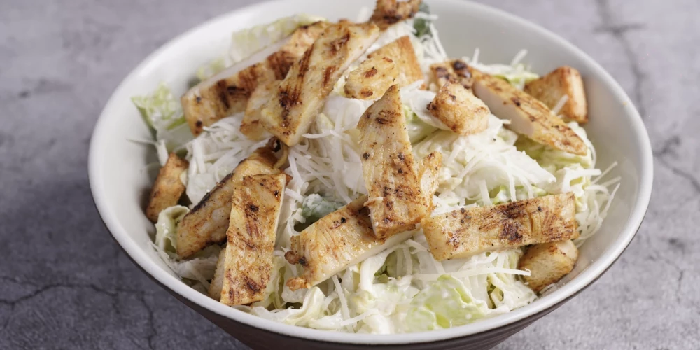 Salāti ar ceptu vistu, bumbieriem un Rokforas sieru