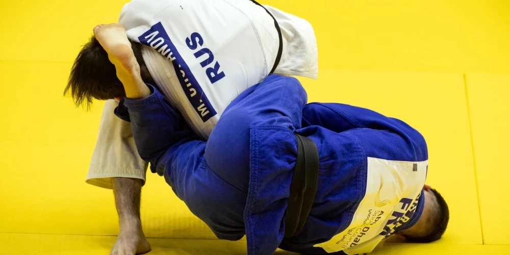 Krievijas džudists Murads Čopanovs (pa kreisi) cīņā ar Francijas pārstāvi Aleksi Renāru. 