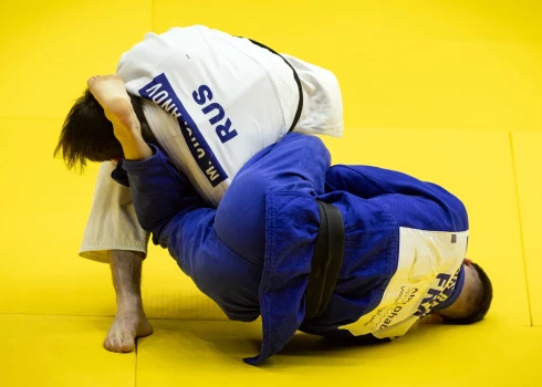 Krievijas džudists Murads Čopanovs (pa kreisi) cīņā ar Francijas pārstāvi Aleksi Renāru. 