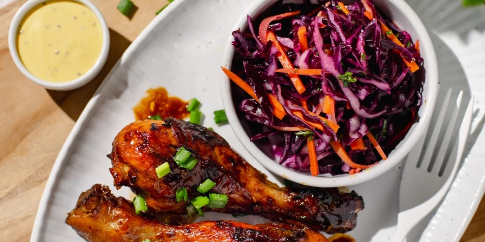 Vistu kājiņas medus un sojas marinādē ar sarkano kāpostu salātiem