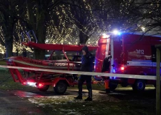 После пяти часов поисков в Даугаве нашли затонувший автомобиль и погибшую женщину