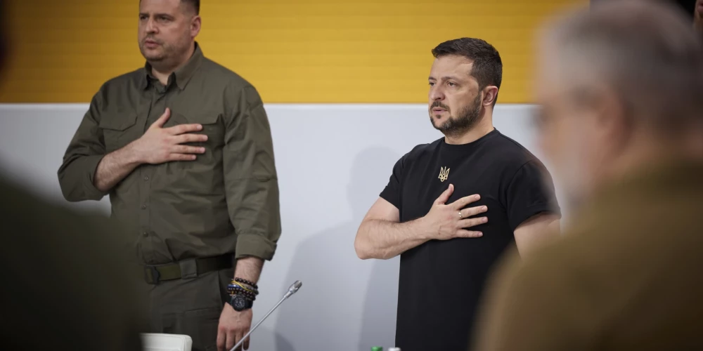 Ukrainas prezidents Volodimirs Zelenskis un viņa kancelejas vadītāja Andrijs Jermaks (pa kreisi)