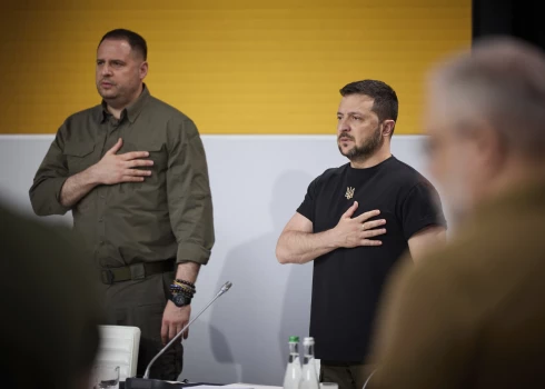 Ukrainas prezidents Volodimirs Zelenskis un viņa kancelejas vadītāja Andrijs Jermaks (pa kreisi)