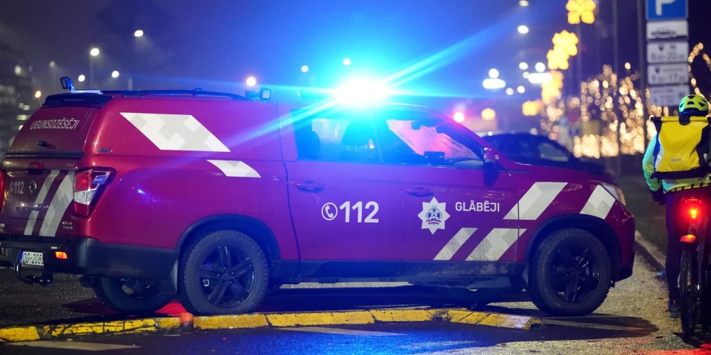 Valsts ugunsdzēsības un glābšanas dienests strādā notikuma vietā, kur sieviete ar automašīnu iebrauca Daugavā