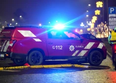 Izcelta sieviete, kas ar auto iebrauca Daugavā. Automašīna vēl paliek dzelmē