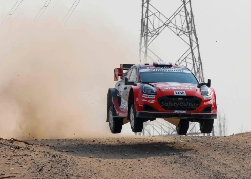 Mārtiņš Sesks un Renārs Francis ar "Ford Puma" brauc WRC rallijā Saūda Arābijā