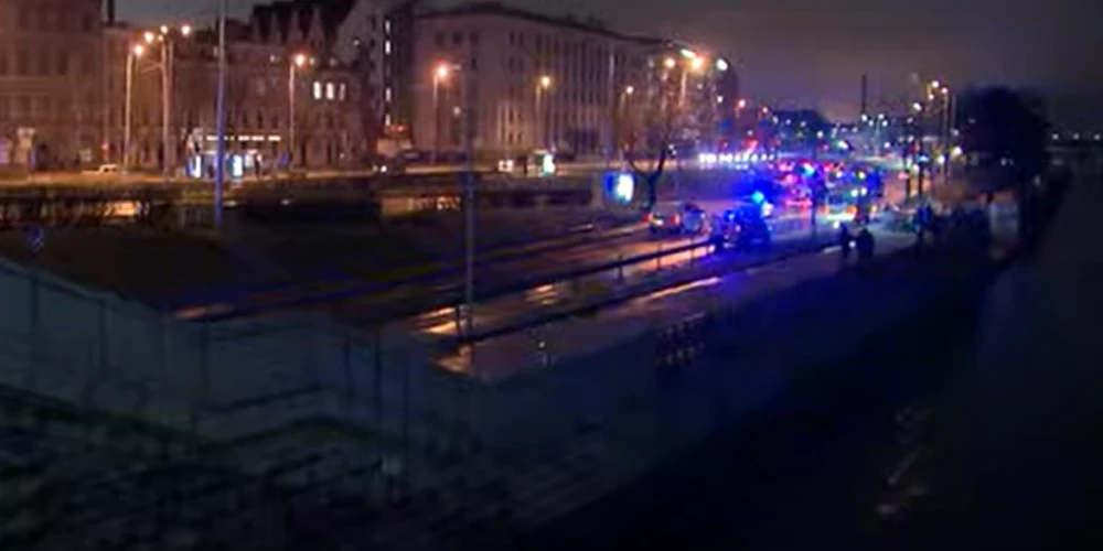 Glābēji Rīgas krastmalā pēc vīrieša automašīnas iebraukšanas Daugavā (ekrānuzņēmums no video)