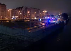 Traģēdija Rīgas krastmalā: pērn tieši tāpat automašīna iebrauca Daugavā, paņemot cilvēka dzīvību