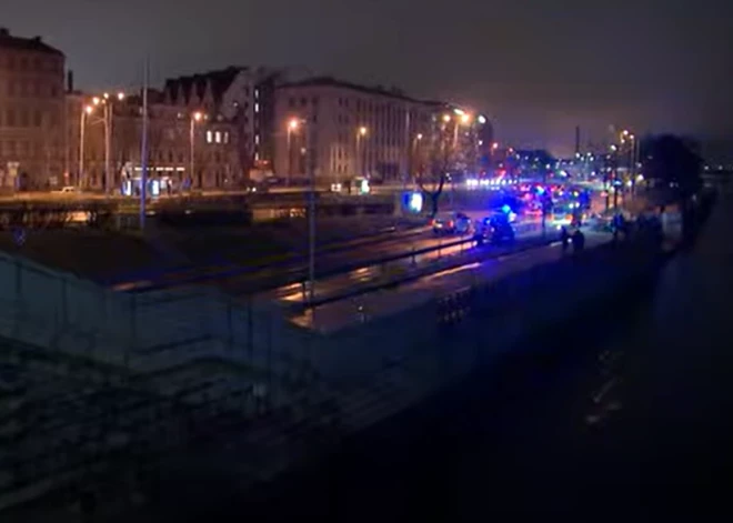 Traģēdija Rīgas krastmalā: pērn tieši tāpat automašīna iebrauca Daugavā, paņemot cilvēka dzīvību