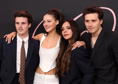 Krūzs (pirmais no kreisās) kopā ar mammu Viktoriju un vecāko brāli Bruklinu un viņa sievu Nikolu Pelcu 2024. gada februārī.