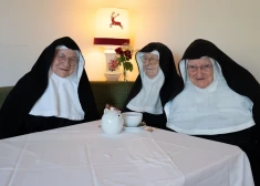 Trīs mūķenes kļuva par slavenībām, aizbēgot no Austrijas veco ļaužu pansionāta. Tagad viņām jāpieņem neparasts lēmums