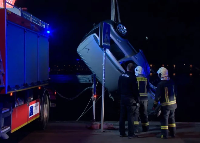 Трагедии на набережной: в прошлом году точно так же автомобиль въехал в Даугаву, унеся человеческую жизнь