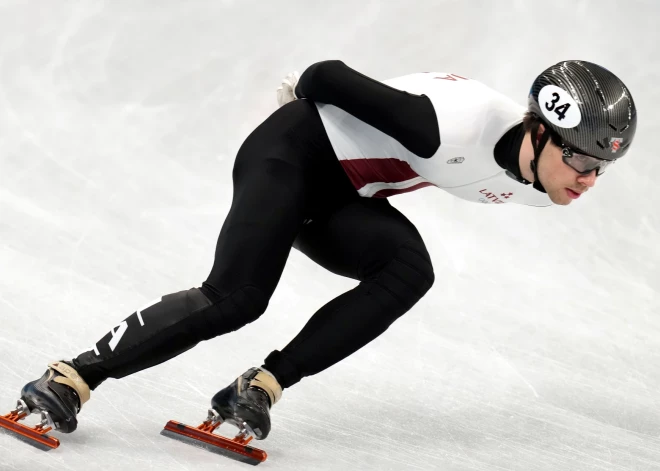 Roberts Krūzbergs Pasaules tūrē šorttrekā ieslido ceturtdaļfinālā arī 1000 metru distancē