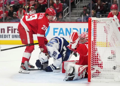 Zemgus Girgensons "Red Wings" vārtu priekšā, kad tur ielido ceturtā ripa (foto: Scanpix / AP)