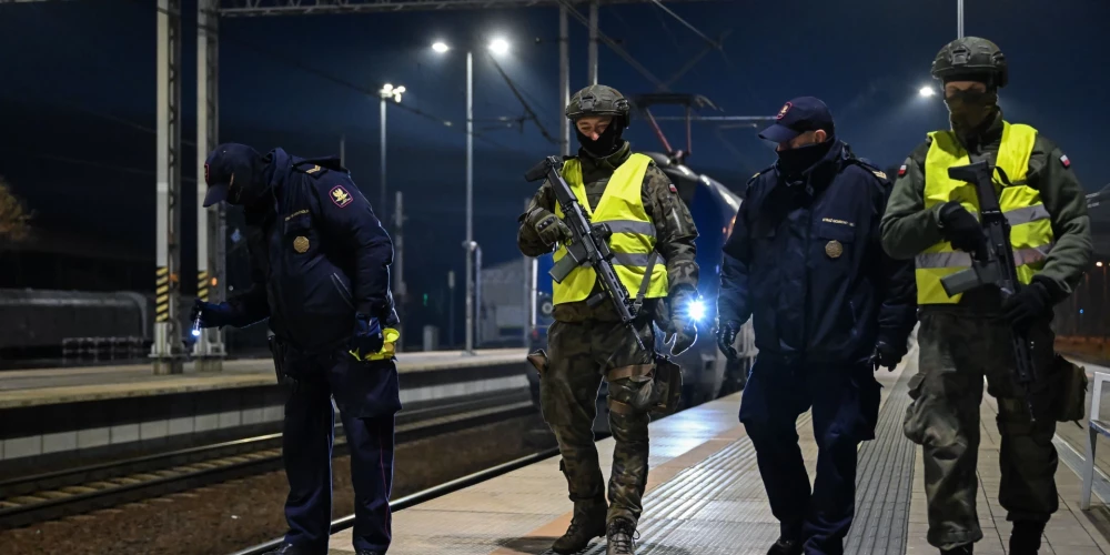 Polijas dzelzceļa drošības darbinieki un karavīri apseko dzelzceļu, lai novērstu potenciālās diversijas (foto: Scanpix / EPA)