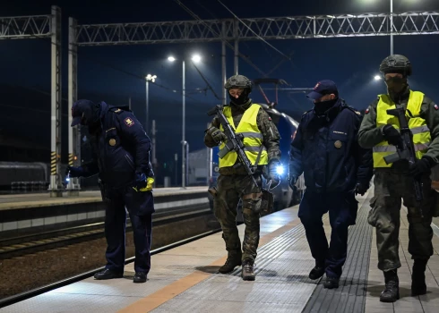 Polijas dzelzceļa drošības darbinieki un karavīri apseko dzelzceļu, lai novērstu potenciālās diversijas (foto: Scanpix / EPA)