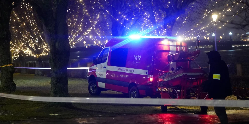 Valsts ugunsdzēsības un glābšanas dienests strādā notikuma vietā, kur sieviete ar automašīnu iebrauca Daugavā