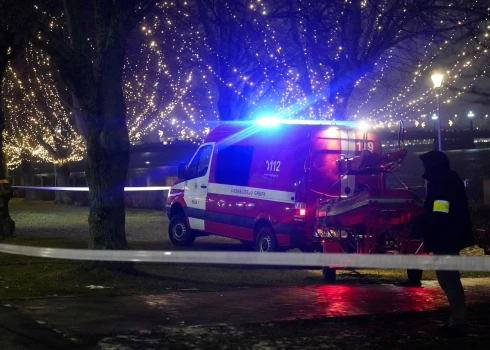 Valsts ugunsdzēsības un glābšanas dienests strādā notikuma vietā, kur sieviete ar automašīnu iebrauca Daugavā