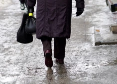 Sinoptiķi brīdina par īpaši nepatīkamiem laikapstākļiem, iedzīvotājiem uz ietvēm jābūt uzmanīgiem