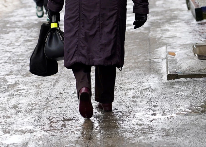 Sinoptiķi brīdina par īpaši nepatīkamiem laikapstākļiem, iedzīvotājiem uz ietvēm jābūt uzmanīgiem