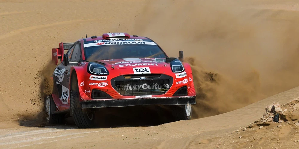 Latvijas rallija ekipāža ar pilotu Mārtiņu Sesku un stūrmani Renāru Franci.