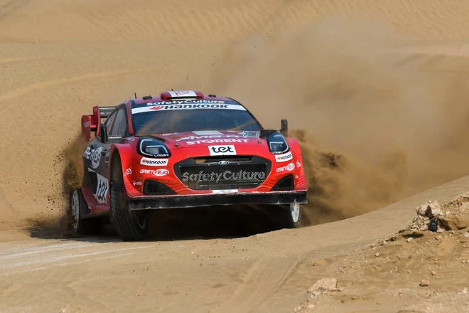 Latvijas rallija ekipāža ar pilotu Mārtiņu Sesku un stūrmani Renāru Franci.