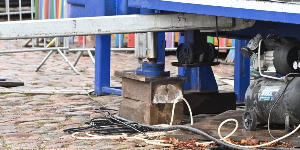 Не все готовы пользоваться колесом обозрения, одна из опор которого выглядит так.