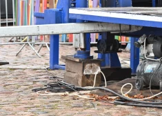 В центре Лиепаи колесо обозрения подперли деревяшками: горожане спорят о надежности