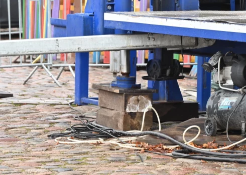 Не все готовы пользоваться колесом обозрения, одна из опор которого выглядит так.