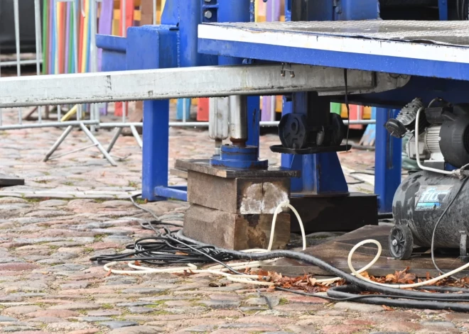 В центре Лиепаи колесо обозрения подперли деревяшками: горожане спорят о надежности