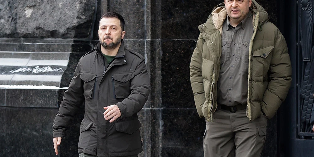 Ukrainas prezidents Volodimirs Zelenskis ar savu bijušo biroja vadītāju Andriju Jermaku (pa labi).