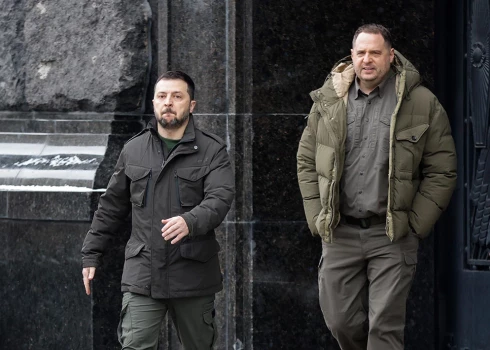 Ukrainas prezidents Volodimirs Zelenskis ar savu bijušo biroja vadītāju Andriju Jermaku (pa labi).