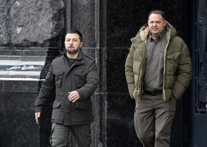 Ukrainas prezidents Volodimirs Zelenskis ar savu bijušo biroja vadītāju Andriju Jermaku (pa labi).