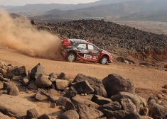 Seska ekipāža Saūda Arābijas rallijā divreiz pārdur riepu un norkīt uz devīto vietu