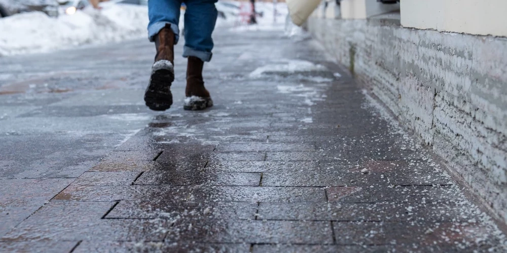 Погода готовит новые испытания для дорог Риги.