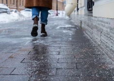 Гололед до конца дня: в Риге массово посыпают улицы, тротуары и предупреждают водителей