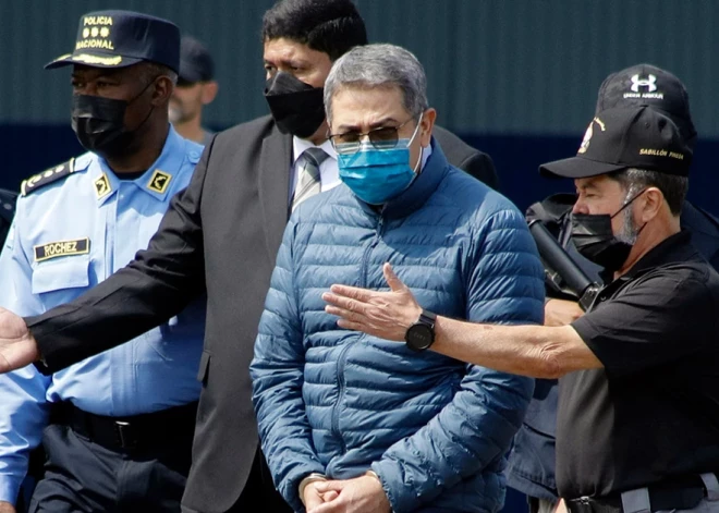 Tramps apžēlo Hondurasas eksprezidentu, kurš par narkotiku kontrabandu izcieš 45 gadu ieslodzījumu 