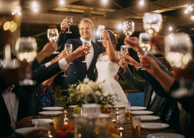 Чужая свадьба: невеста обнаружила незнакомку на снимках с торжества - интернет спорит о свадебных традициях