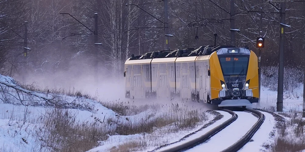 Sasalstoša lietus dēļ apledojums veidojas nepārtraukti un būtiski apgrūtina vilcienu kustību.
