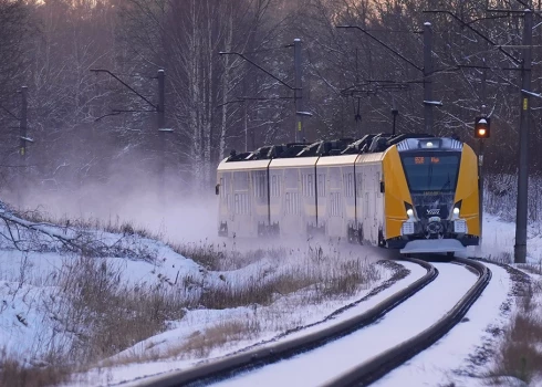 Sasalstoša lietus dēļ apledojums veidojas nepārtraukti un būtiski apgrūtina vilcienu kustību.
