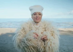 ВИДЕО: Лайма Вайкуле на пляже в Юрмале спела украинский "Щедрик"