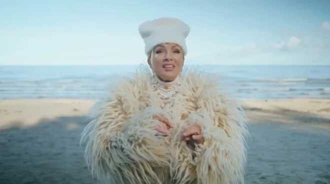 Лайма Вайкуле в рекламном ролике.