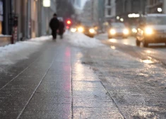 Apledojuši apstākļi gaidāmi līdz dienas beigām: Rīga masveidā kopj ielu un ietvju segumu, kā arī brīdina šoferus